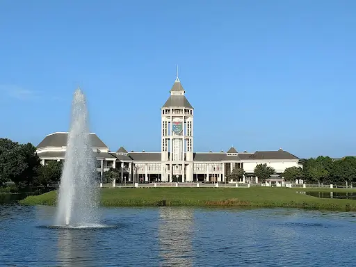 Pinehurst Resort clubhouse and fountain in North Carolina, private car service from Charlotte to Pinehurst golf destination